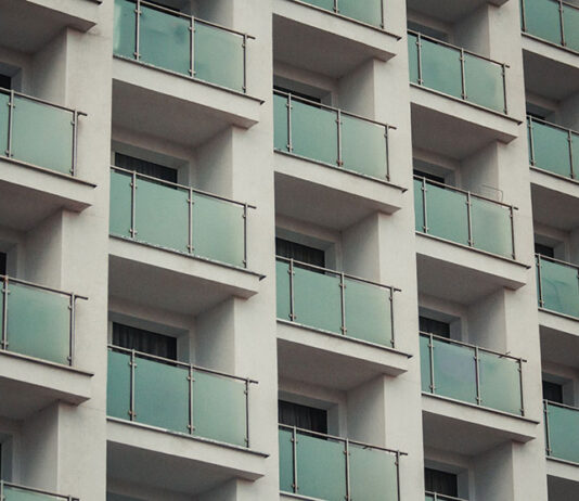 Dlaczego warto postawić na osłony tarasu