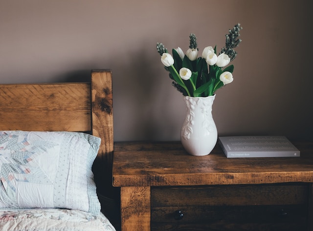 Dlaczego warto wybrać łóżko drewniane? Zalety solidnych konstrukcji