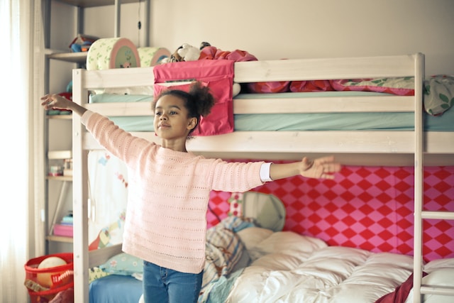 6. Jakie akcesoria i dodatki mogą pomóc w stworzeniu wygodnego i bezpiecznego miejsca do spania dla dziecka?