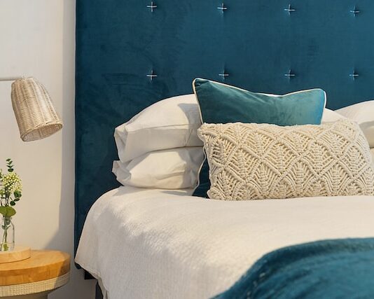 4. "Top 10 najpiękniejszych łóżek tapicerowanych do Twojej sypialni