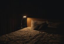 Jakie są najlepsze sposoby na pielęgnację materaca w łóżku tapicerowanym?