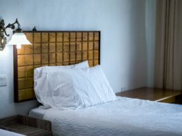 Zakup łóżka drewnianego online: zalety i wady