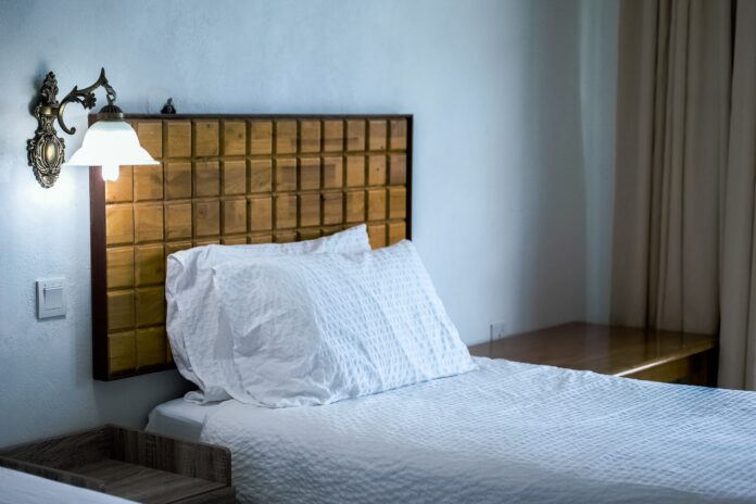 Zakup łóżka drewnianego online: zalety i wady