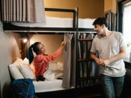 Jak zabezpieczyć łóżko piętrowe przed upadkiem – porady dla rodziców i opiekunów.