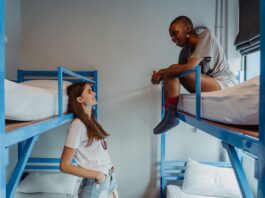 6. Jak zapewnić wygodny sen na łóżku piętrowym – porady dotyczące materacy i pościeli.