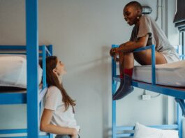 Inspiracje aranżacji pokoju dla dzieci z łóżkiem piętrowym – jak stworzyć ciekawą przestrzeń?