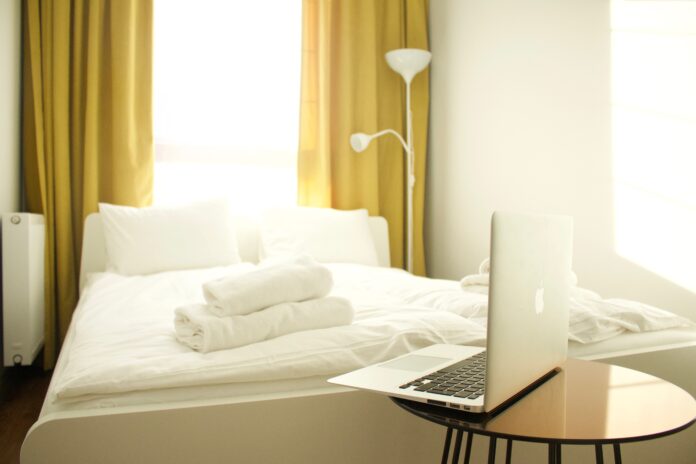 Jak wybrać odpowiednią wielkość łóżka tapicerowanego dla swojej sypialni?