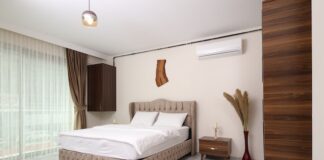 Łóżko drewniane z baldachimem: jakie są korzyści z takiego rozwiązania?