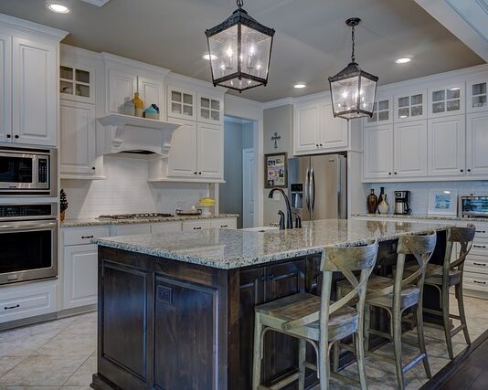 Jakie wymiary powinien mieć blat biurka na którym znajduje się komputer?