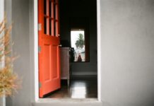 Detale, które robią różnicę – jak dobrać zawiasy do drzwi wewnętrznych? zawiasy do drzwi wewnętrznych